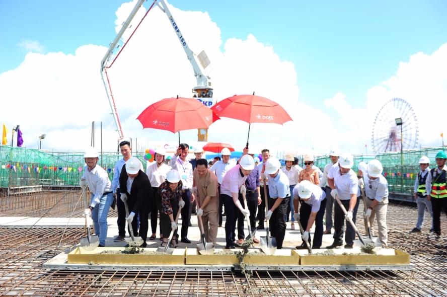 Đại diện Chủ đầu tư DOJILAND và các đối tác làm lễ chính thức cất nóc toà S1 khu căn hộ hạng A The Sapphire Residence