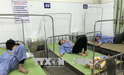 Các công nhân được theo dõi và điều trị tại Bệnh viện đa khoa huyện Quế Võ, tỉnh Bắc Ninh. Ảnh: Diệp Trương/TTXVN