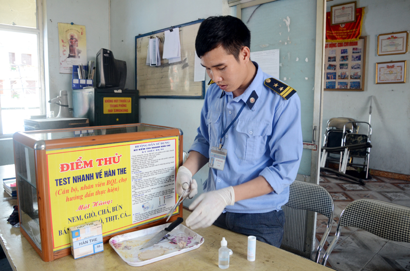 Nhân viên Ban quản lý Chợ Trung tâm TP Uông Bí thử test mẫu giò lợn bày bán tại chợ.