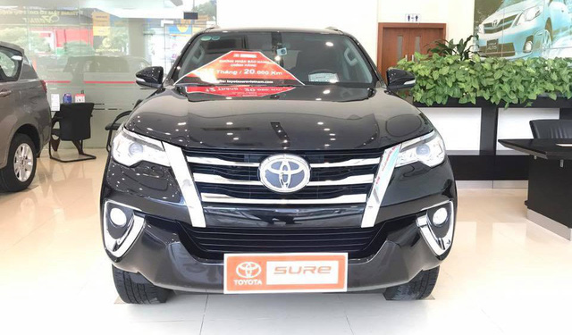 Chiếc Toyota Fortuner V 4x2 chính hãng đang được trưng bày tại đại lý Toyota tại Hà Nội.