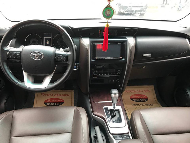 Nội thất chiếc Fortuner đã qua sử dụng còn tương đối mới.