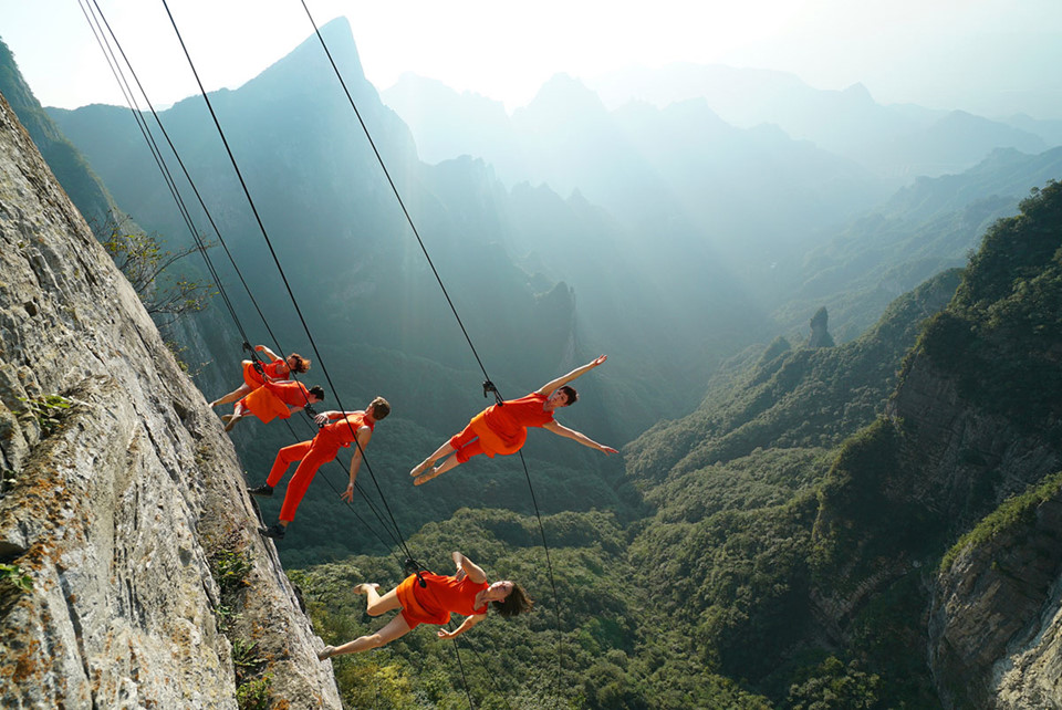 Các vũ công của đoàn khiêu vũ Bandaloop đến từ Mỹ treo mình trên vách đá Guigu để biểu diễn tại Thiên Môn Sơn ngày 12/9/2016. Ảnh: Basil Tsimoyanis/VCG via Getty.