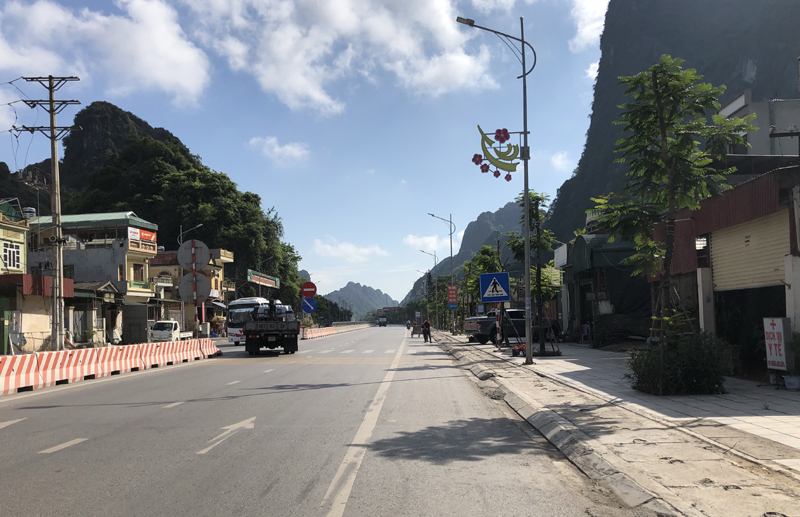Dự án trồng cây xanh, lát vỉa hè djc tuyến QL 18 đoạn qua phường Quang Hanh đã hoàn thành và đưa vào sử dụng