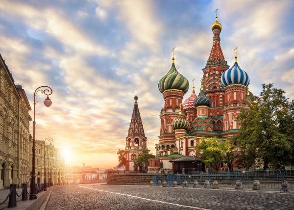 Moscow: Moscow là thành phố lớn nhất ở Nga, nơi thu hút hơn 4 triệu du khách mỗi năm. Đối với hầu hết khách du lịch, quảng trường Đỏ là điểm dừng chân đầu tiên ở Moscow nhưng có rất nhiều điều để xem trong thành phố toàn cầu này. Khi nói đến Moscow ta thường nghĩ đến hình ảnh của băng và tuyết, mùa hè ấm áp nhưng không quá nóng, hoàn hảo cho tham quan hoặc tham gia một trận đấu.