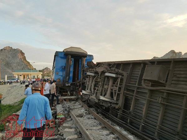 Nhiều toa tàu đã bị lật khỏi đường ray tàu.