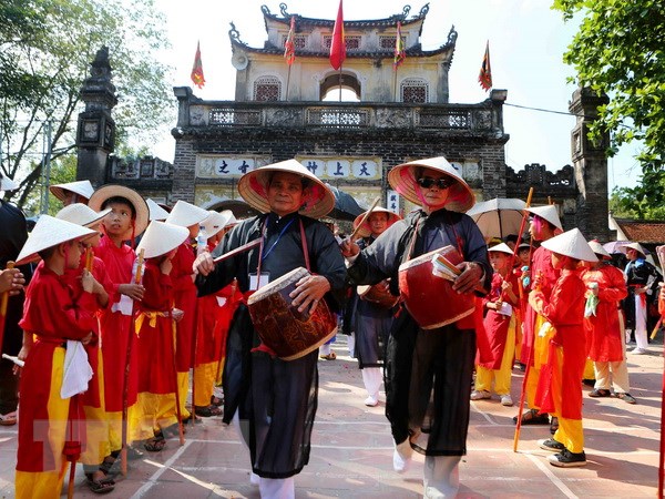 Lễ rước cỗ về đền Mẫu tại Hội Gióng Phù Đổng. (
