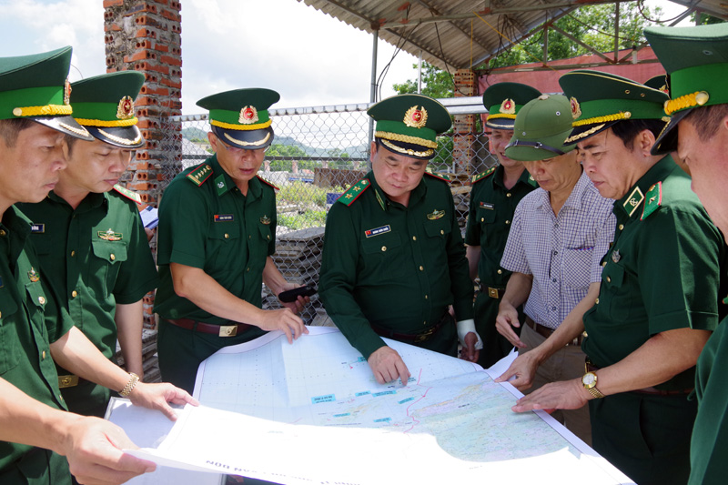 Đồng chí Tư lệnh BĐBP khảo sát vị trí xây dựng Đồn Biên phòng Cái Rồng (Vân Đồn)