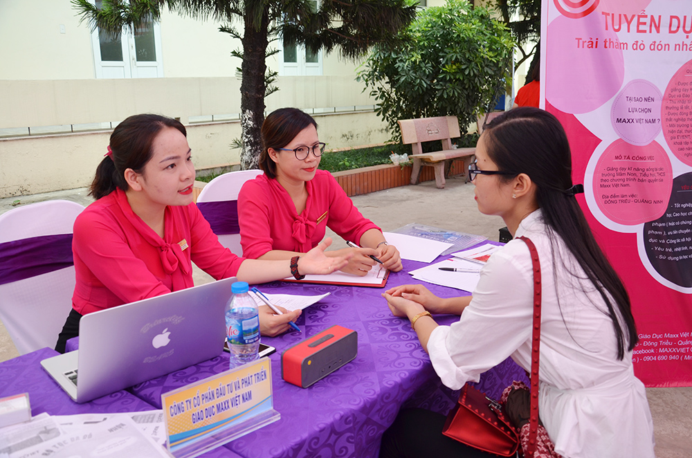 Đại diện doanh nghiệp trao đổi thông tin cho sinh viên nhà trường