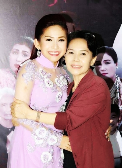 Bình Tinh bên dì út Bạch Lan.
