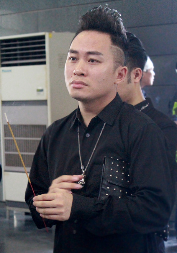 Ca sĩ Tùng Dương đến viếng nhạc sĩ Thế Song. Nhiều năm nay, gia đình anh thân thiết với gia đình cố nhạc sĩ.