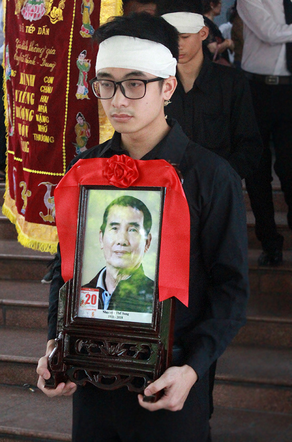 Cháu nội nhạc sĩ đưa di ảnh ông ra xe tang.