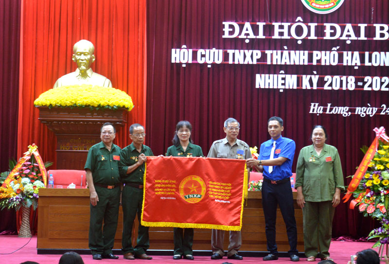 Hội cựu TNXP tỉnh trao tặng cờ truyền thống cho Hội.