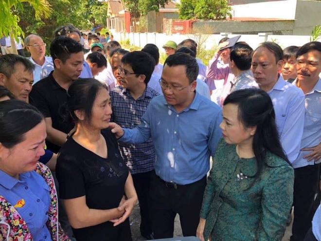 Bộ trưởng Bộ Y tế Nguyễn Thị Kim Tiến thăm hỏi gia đình các nạn nhân tử vong trong vụ lật tàu.