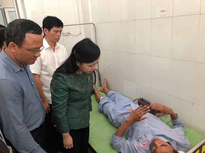Bộ trưởng Bộ Y tế yêu cầu điều trị miễn phí cho các nạn nhân vụ lật tàu.