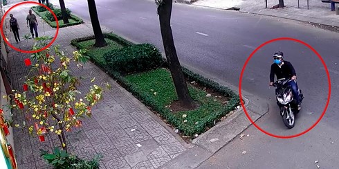 Đối tượng đeo khẩu trang, kính đen vòng ngược lên vỉa hè để cướp giật.