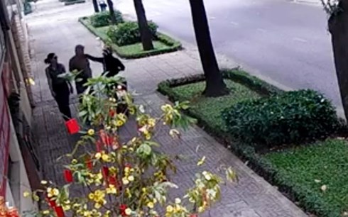 Đối tượng giật dây chuyền của nhân viên Lãnh sự quán.