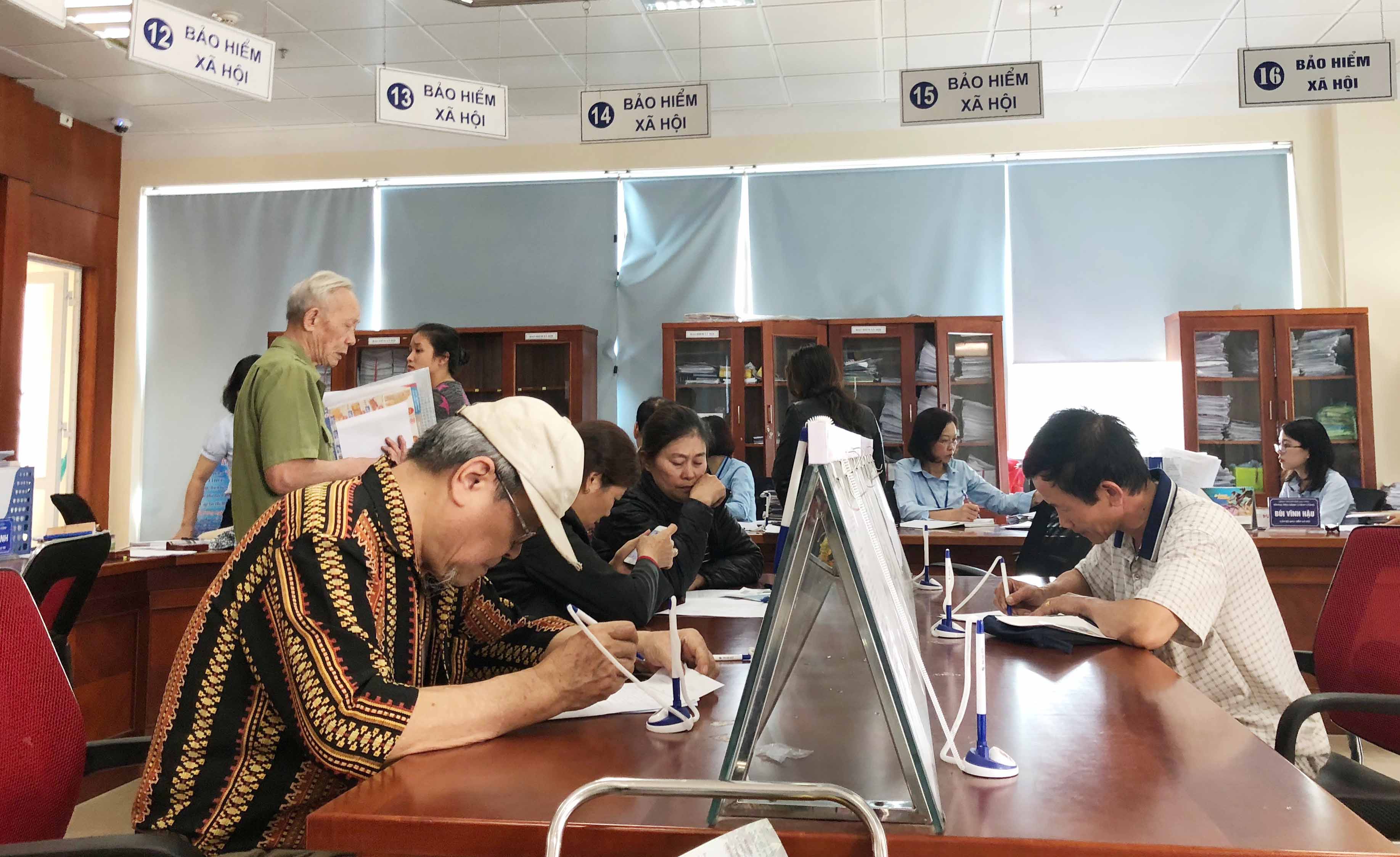 Người dân ghi tờ khai để thực hiện thủ tục hành chính tại Trung tâm HCC TP Hạ Long