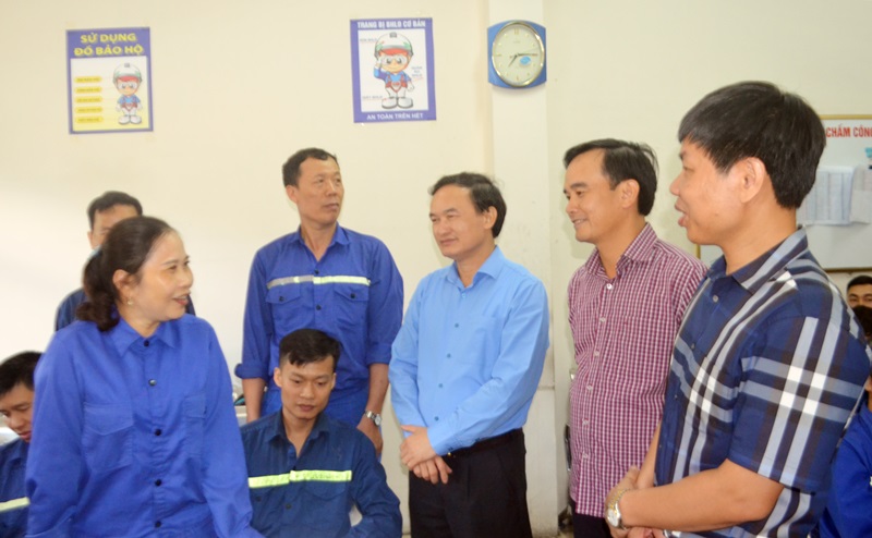 Các lãnh đạo: LĐLĐ tỉnh, Công đoàn Than - Khoáng sản Việt Nam và Công ty Than Dương Huy thăm hỏi động viên CNLĐ tại Phân xưởng Vận tải lò 1.