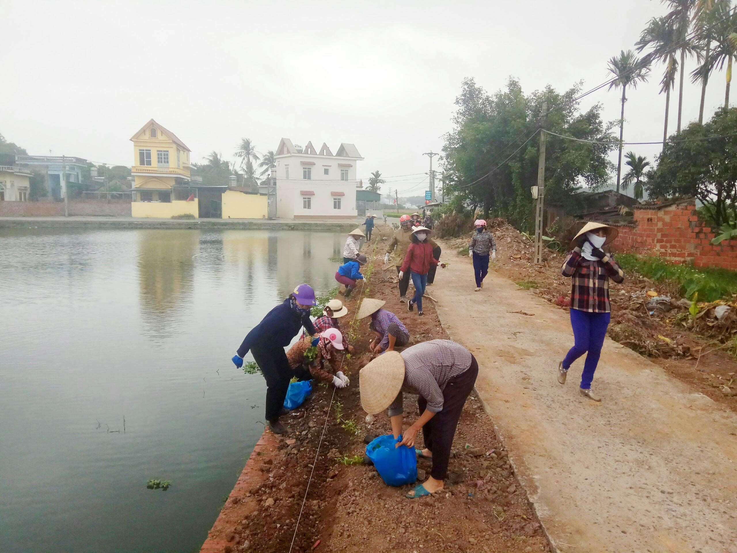 Hội phụ nữ xã Hồng Phong (TX Đông Triều) tham gia xây dựng tuyến đường kiểu mẫu tại thôn Bình Lục Hạ. Ảnh: Đinh Yến (CTV)