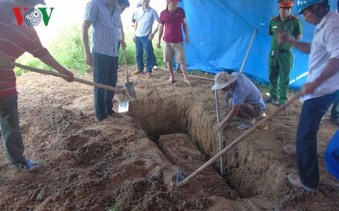 Lực lượng chức năng tiến hành khai quật phần mộ của nữ kế toán trưởng.