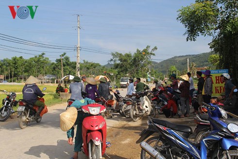 Rất đông người dân theo dõi quá trình khai quật tử thi.