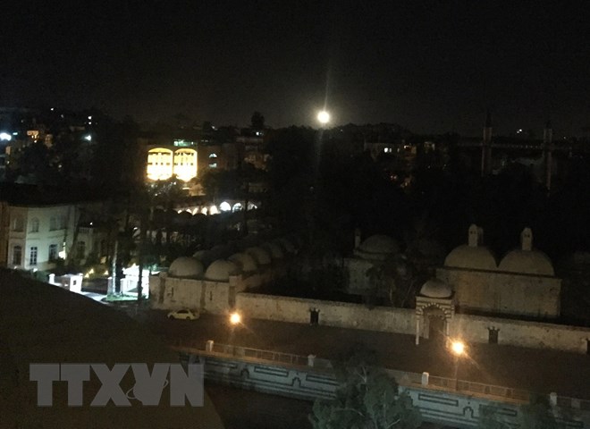Tên lửa phòng không bay trên bầu trời tại phía Nam Damascus, Syria. (Nguồn: THX/TXVN)