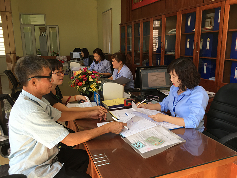 Cán bộ phường Cẩm Trung hướng dẫn người dân hoàn tất thủ tục cấp giấy chứng nhận quyền sử dụng đất