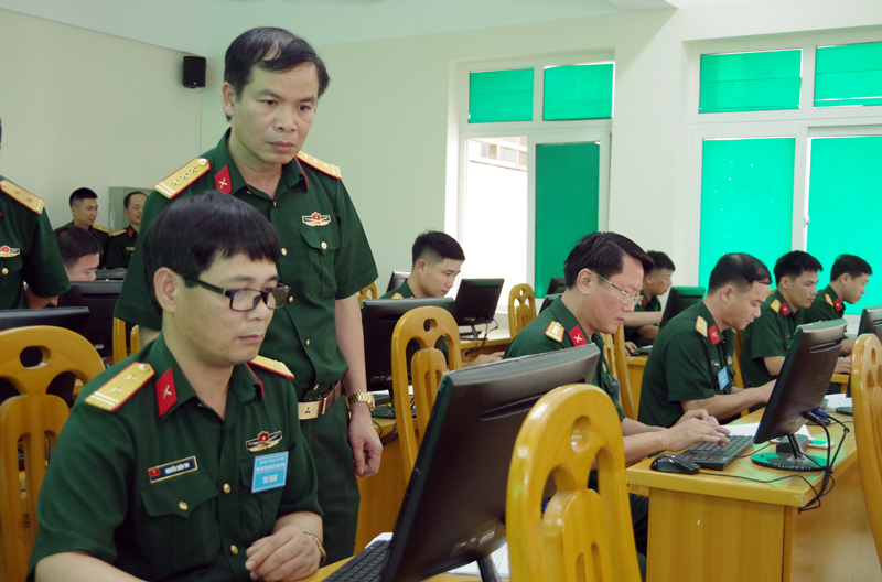 Ban tổ chức kiểm tra các thí sinh tham gia thi phần soạn nội dung trình chiếu