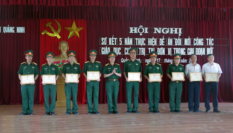Bộ CHQS tỉnh khen thưởng cho các tập thể có thành tích xuất sắc trong triển khai thực hiện Đề án 