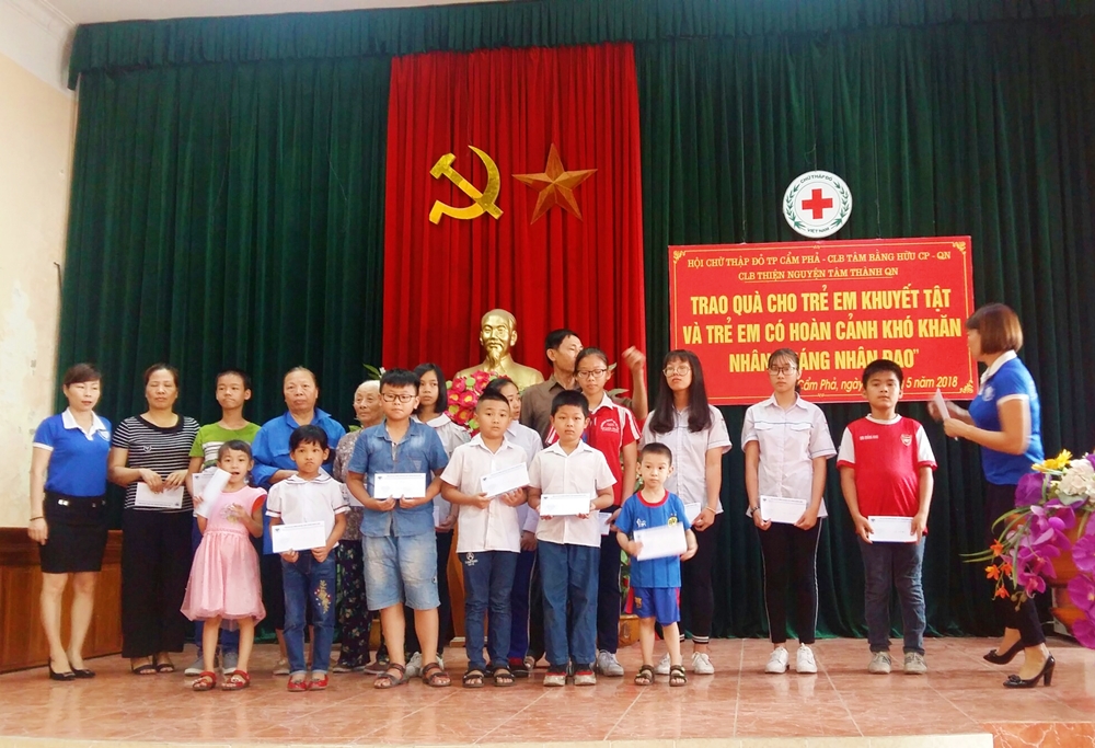 Hội CTĐ TP Cẩm Phả tặng quà 