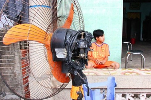 Chiếc quạt điện tự bốc cháy. Ảnh: Lê Đức.