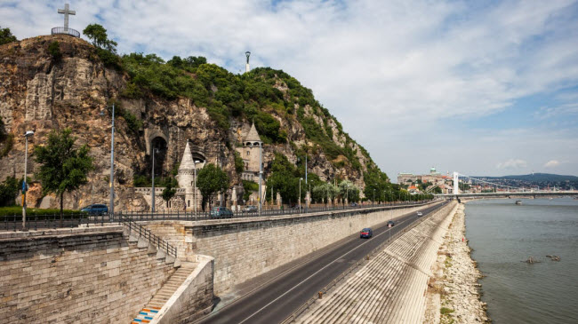 Đây là khu Buda của thành phố Budapest. Khu vực này có nhiều đài tưởng niệm lịch sử và phong cảnh thiên nhiên đẹp.