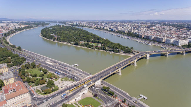 Nằm giữa sông Danube, hòn đảo Margaret có không gian xanh tuyệt vời để mọi người nghỉ ngơi. Du khách có thể tìm thấy vườn thú, tháp nước, vườn bách thảo tại đây.