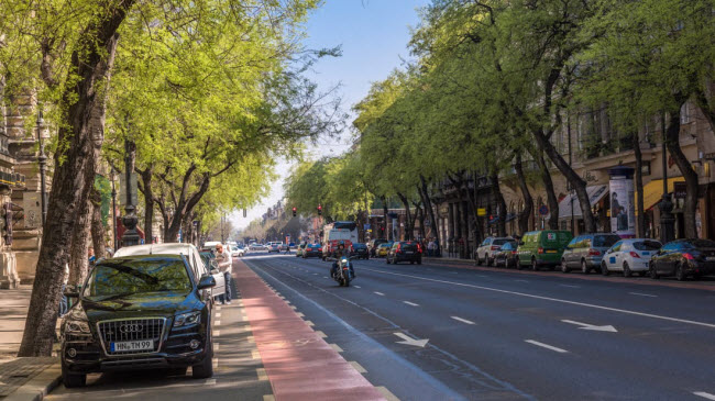 Andrássy Út là đại lộ đẹp nhất tại thành phố Budapest, với hàng cây xanh mát, bảo tàng và công trình kiến trúc cổ được xây dựng từ những năm 1800.