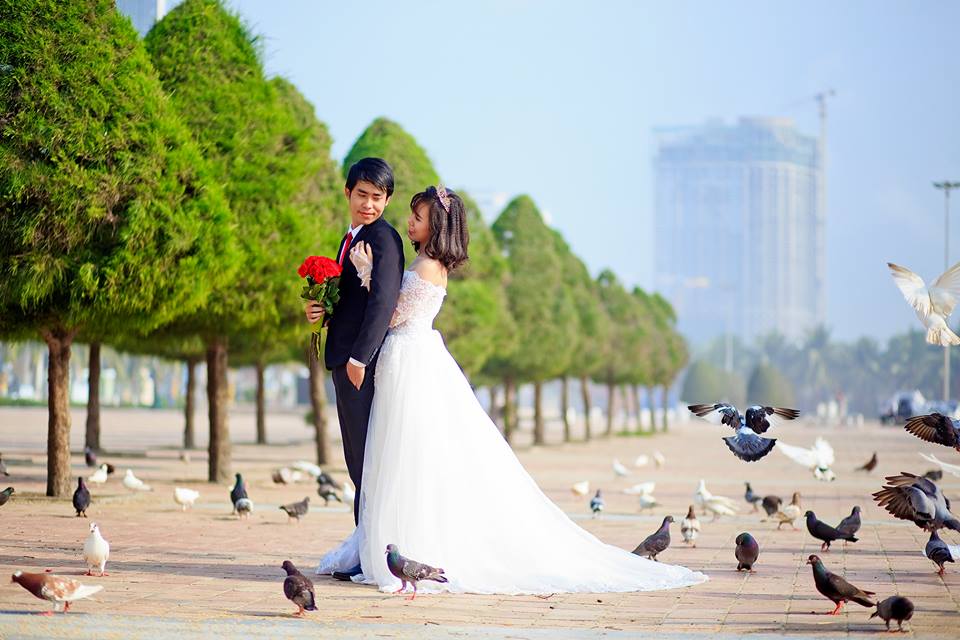Không chỉ thu hút khách du lịch, nhiều đôi uyên ương cũng chọn công viên chim bồ câu để chụp ảnh cưới. Những chú bồ câu đủ màu, từ trắng, đen, đến khoang sẽ là nhân vật độc đáo trong những bộ ảnh.