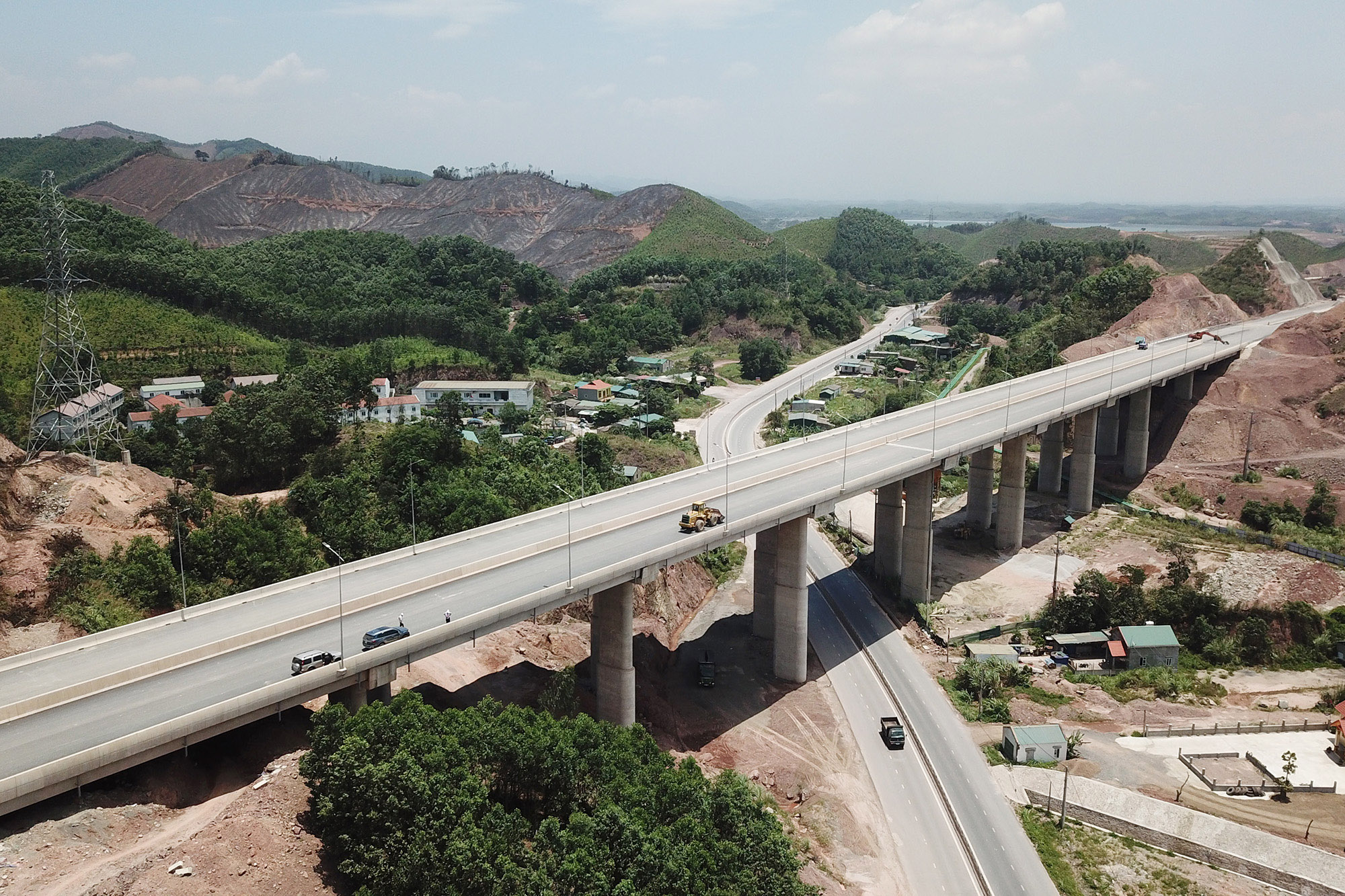 Cầu vượt Cẩm Y dài 380m, vắt ngang qua QL18 (đoạn qua phường Mông Dương, TP Cẩm Phả) đã hoàn thành thi công.