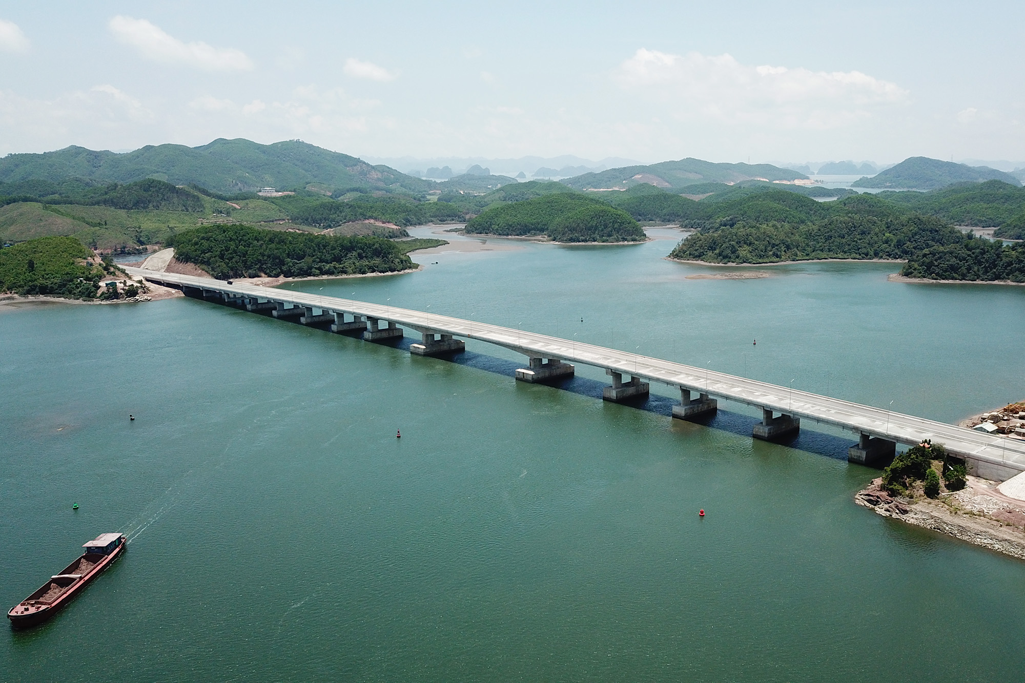 Cầu Cẩm Hải là hạng mục thành phần của cao tốc Hạ Long - Vân Đồn được triển khai từ vốn ngân sách đã hoàn thành trong tháng 3.