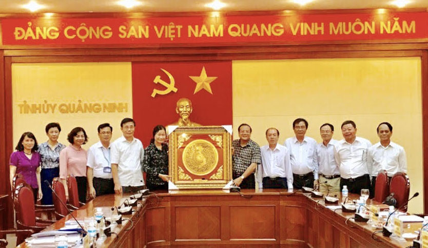 Lãnh đạo hai địa phương trao tặng quà lưu niệm tại buổi làm việc.