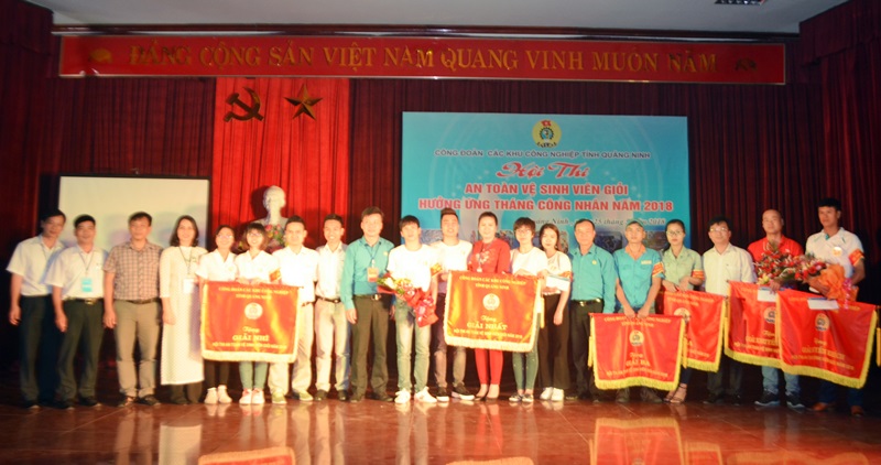 Các lãnh đạo LĐLĐ tỉnh, Công đoàn KCN trao phần giải thưởng cho các đội thi tham gia Hội thi ATVSV giỏi năm 2018