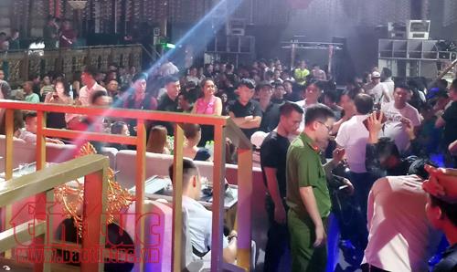 Cơ quan chức năng kiểm tra bên trong quán DC Club.