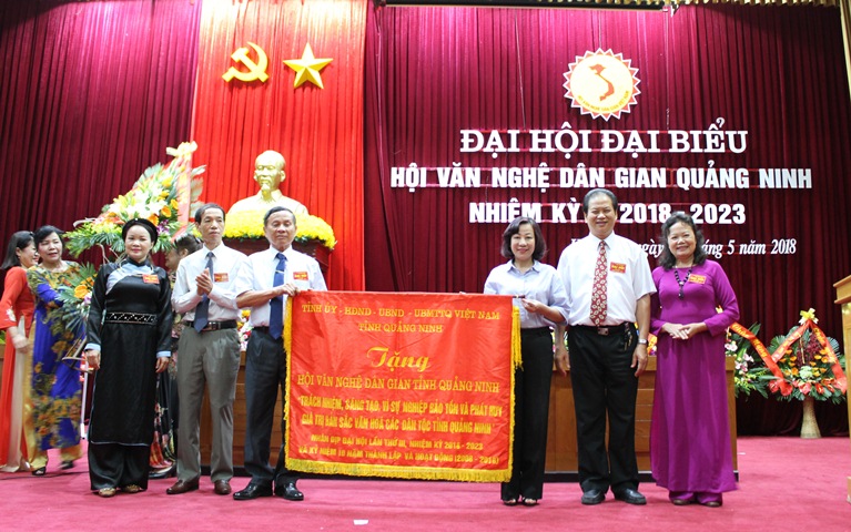 Đồng chí Vũ Thị Thu Thủy, Phó Chủ tịch UBND tỉnh tặng bức trướng cho Hội.