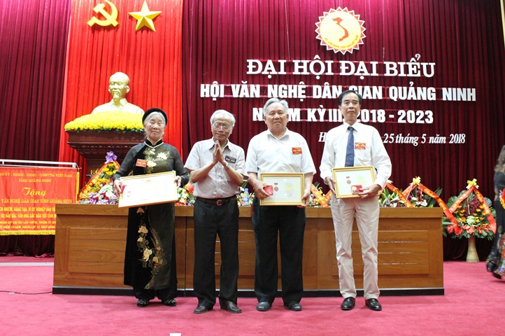 Giáo sư, Tiến sĩ Khoa học Tô Ngọc Thanh, Chủ tịch Hội Văn nghệ dân gian Việt Nam, tặng thưởng cho các hội viên.