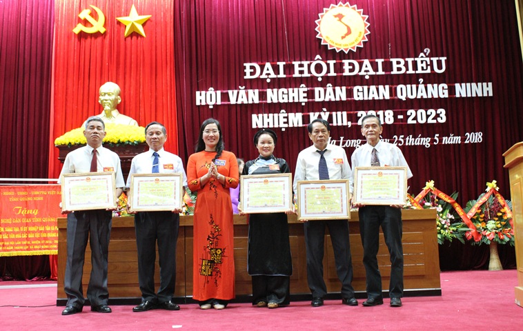 Thừa ủy quyền của Chủ tịch UBND tỉnh, lãnh đạo Sở Văn hóa- Thể thao trao bằng khen của UBND tỉnh cho các tập thể, cá nhân.