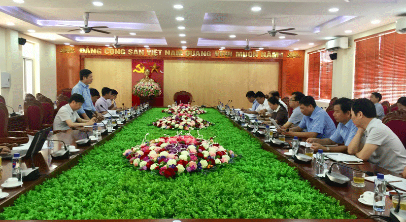 Quang cảnh buổi làm việc của tổ công tác với huyện Hải Hà.
