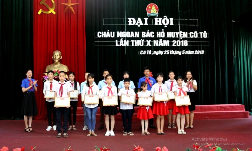 BTV Huyện Đoàn trao tặng giấy khen cho các cá nhân có thành tích xuất sắc trong phong trào công tác Đội.