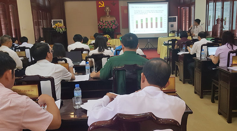 Đơn vị tư vấn trình bày Quy hoạch phát triển nguồn nhân lực KKT cửa khẩu Móng Cái đến năm 2020, định hướng đến năm 2030 tại kỳ họp.