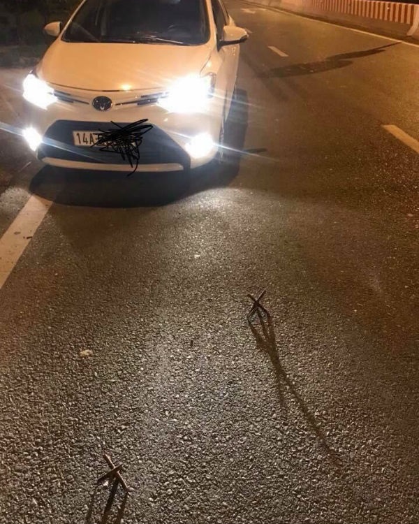 Xe ô tô bị chông sắt đâm vao nốp (Ảnh do bị hại cung cấp)