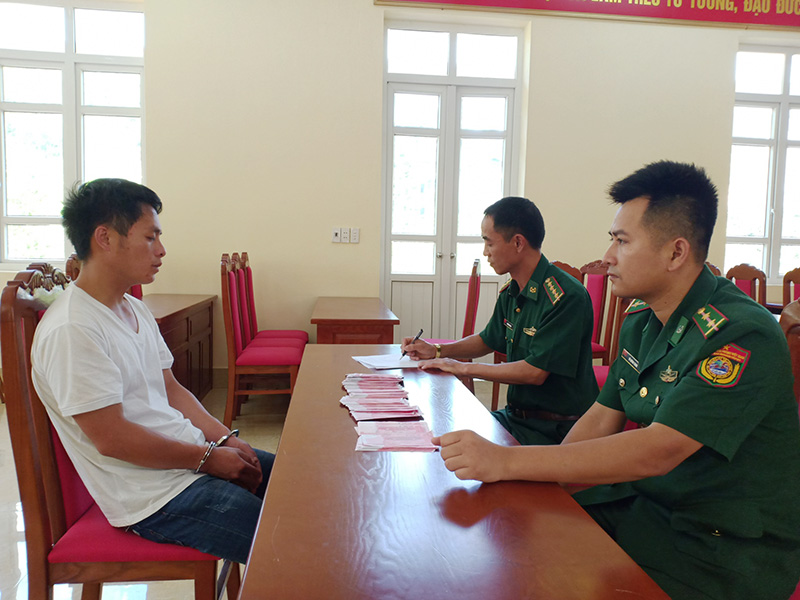 1 Cán bộ, chiến sỹ Đồn BP cửa khẩu Hoành Mô lấy lời khai của đối tượng Yang Jin Ming (Dương Kim Minh).
