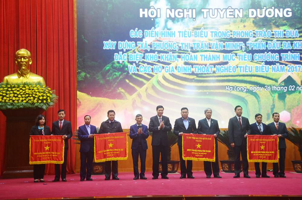 Đồng chí Nguyễn Đức Long, Phó Bí thư Tỉnh ủy, Chủ tịch UBND tỉnh, trao cờ thi đua của UBND tỉnh cho 4 tập thể có thành tích xuất sắc trong phong trào thi đua xây dựng “Xã, phường, thị trấn văn minh” năm 2017