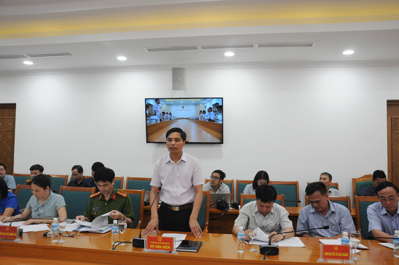 Đồng chí Vũ Văn Diện, Phó Chủ tịch UBND tỉnh, Phó Ban phụ trách Ban ATGT (đội mũ) chỉ đạo các đơn vị thực hiện các giải pháp đảm bảo trật tự ATGT
